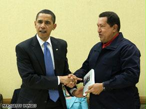 شافيز يقدم الكتاب لأوباما
