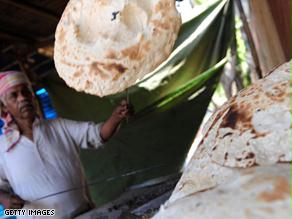 مدون يقول إنه اعتاد على أكل الحشرات بالخبز في مصر