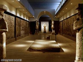 أعيد افتتاح المتحف في فبراير شباط عام 2009 بعد أن أعيدت إليه القطع الأثرية المنهوبة