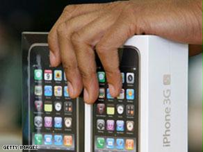 العامل الصيني فقد أحد نماذج iPhone مما عرضه للتحقيق وربما الضرب