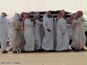 جنازة لأحد الذين قضوا في حريق الكويت.
