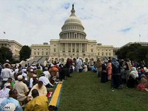 المسلمون يقيمون صلاة الجمعة بالآلاف بالقرب من الكونغرس