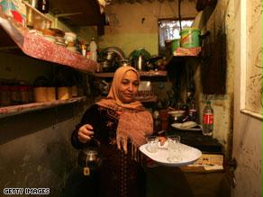 الفلسطينيون يتطلعون للحصول على حاجاتهم المعيشية خلال توقف القصف