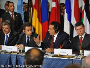 مبارك يتوسط العاهل الأردني والرئيسين الفرنسي والتركي بقمة شرم الشيخ