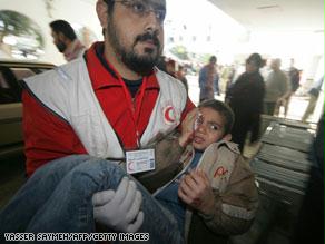 الصليب الأحمر: بحي الزيتون الأطفال يجلسون بقري جثث أمهاتهم.