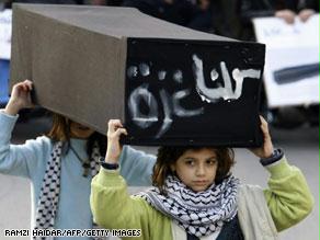 متظاهرون يحملون نعشاً متشحاً بالسواد تضامن مع قتلى الاعتداءات الإسرائيلية على غزة من الأطفال