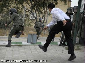 الشرطة تلاحق معارضين لنجاد في شوارع طهران