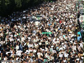 حشود المعارضة تجتاح الشوارع في العاصمة الإيرانية