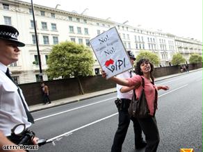 متظاهرة أمام السفارة الإيرانية في لندن