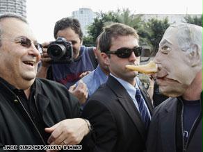 زعيم حزب العمل، أيهود باراك، برفقة أحد مناصريه الذي تنكر بقناع يمثل نتنياهو.