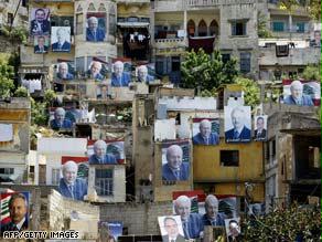 لبنان.. ملصقات لمرشحي الانتخابات المقبلة في شوارع بيروت