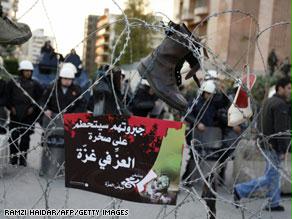 قوات الأمن اللبنانية تمنع المتظاهرين من الاقتراب لمقر السفارة المصرية ببيروت