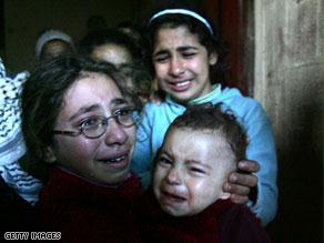أطفال مع أمهم خائفون من هدير المقاتلات الإسرائيلية وقصفها لغزة
