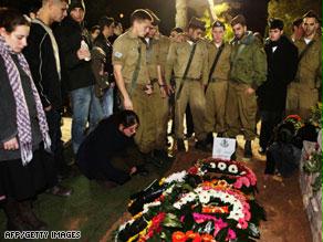 تشييع جثمان الجندي الإسرائيلي الذي قتل في غزة بعد التوغل