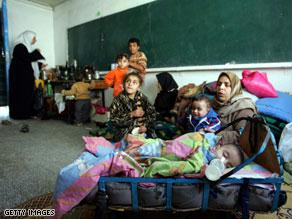 النساء والأطفال يحتمون بالمدارس من نيران القصف الإسرائيلي