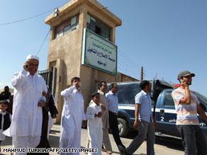 سجناء من تنظيمات إسلامية يغادرون سجن أبوسليم الخميس