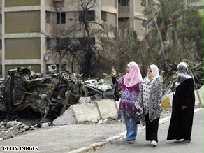 فتيات عراقيات تشاهدن أثار انفجار سابق ببغداد