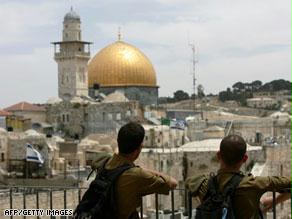 القوات الإسرائيلية منعت مئات الفلسطينيين من الصلاة بالمسجد الأقصى