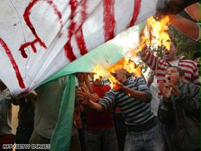 مصريون يحرقون علم الجزائر في القاهرة