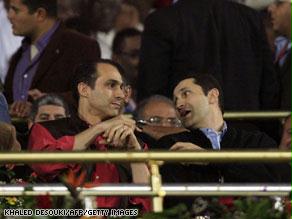 نجلا الرئيس مبارك، علاء وجمال، كانا ضمن مشجعي المنتخب المصري بمباراة الخرطوم