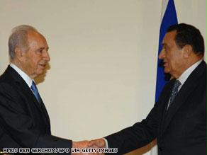 صورة من الأرشيف للقاء سابق بين مبارك وبيريز في يوليو/تموز الماضي