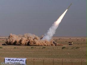 صاروخ إيراني أثناء إطلاقه خلال مناورات في إيران