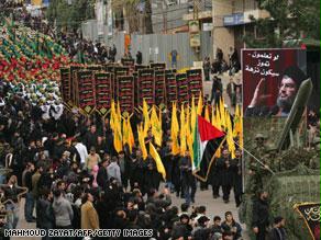 عناصر من حزب الله خلال مسيرة في بيروت