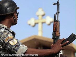 جندي عراقي يحرس إحدى الكنائس في بغداد