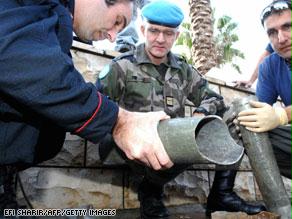 خبير من القوات الدولية يتفحص صواريخ في مناسبة سابقة