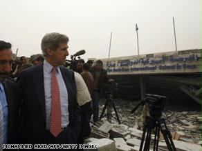 كيري ينظر إلى الدمار خلال زيارة غزة
