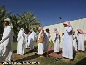سعوديون يشاركون في برنامج ''المناصحة'' بعد حصة دينية