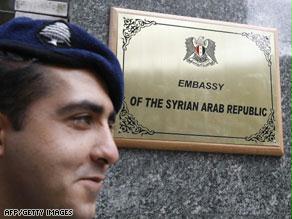 جندي لبناني يقف على حراسة السفارة السورية
