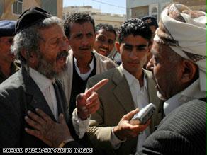 والد اليهودي القتيل يتجادل مع أحد قادة القبائل بعد الجلسة