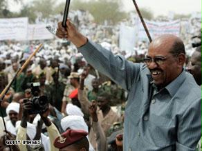 الرئيس السوداني عمر البشير يحيي مناصريه