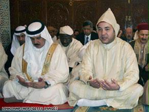 العاهل المغربي والملك البحريني خلال صلاة العيد بالرباط عام 2006
