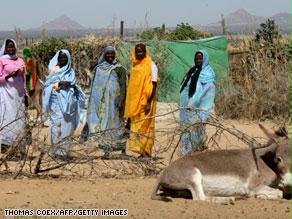 طردت الحكومة السودانية 13 منظمة إنسانية تقدم معونات للاجئي دارفور