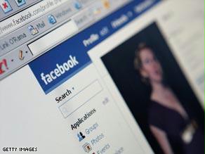الخبراء يؤكدون تصفح الانترنت لا يضر بالعمل ما عدا فيسبوك