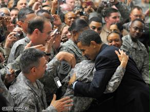 أوباما معانقا أحد الجنود الأمريكيين في معسكر ''فيكتوري''