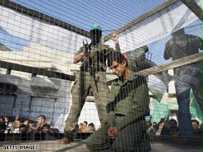 فلسطينيون يمثلون مشهدا لانتقاد السجون الإسرائيلية