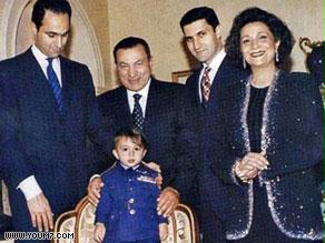 الطفل محمد يتوسط أفراد العائلة المصرية الأولى