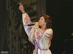 المغنية المصرية شيرين تغني في إحدى ليالي المهرجان