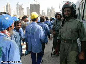 الاحتجاجات العمالية لتأخر الرواتب شائعة في الإمارات