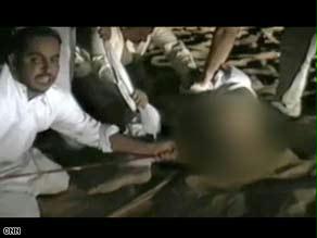 لقطة من شريط فيديو التعذيب يظهر فيها الشيخ عيسى (أقصى اليسار)
