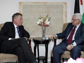 صورة من الارشيف للقاء بين المسؤول الأممي ومحمود عباس