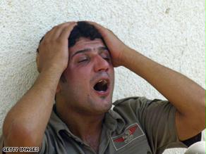 عراقي يبكي أقرابه الذين قضوا في تفجير الخميس