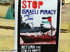 ناشط يحمل لافتة احتجاجية على سياسة الحظر الإسرائيلي