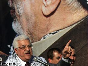 عباس يلقي خطابا وخلفه صورة كبيرة للزعيم الراحل عرفات
