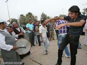 العراقيون يحتفلون بانسحاب الجيش الأمريكي من داخل المدن رغم تزايد وتيرة العنف