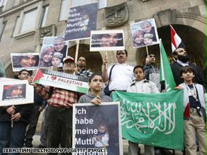 أفراد من الجالية العربية بألمانيا يحتجون على مقتل مروة الشربيني بسبب ارتدائها الحجاب