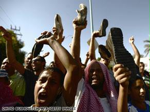 عرب النقب يرفعون أحذيتهم احتجاجاً على مسيرة اليمين الإسرائيلي